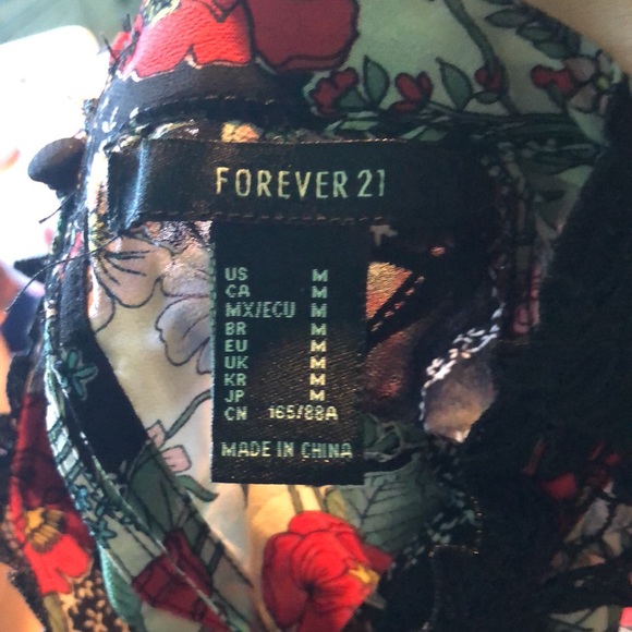 Floral blouse is perfect condition - Picture 3 of 4